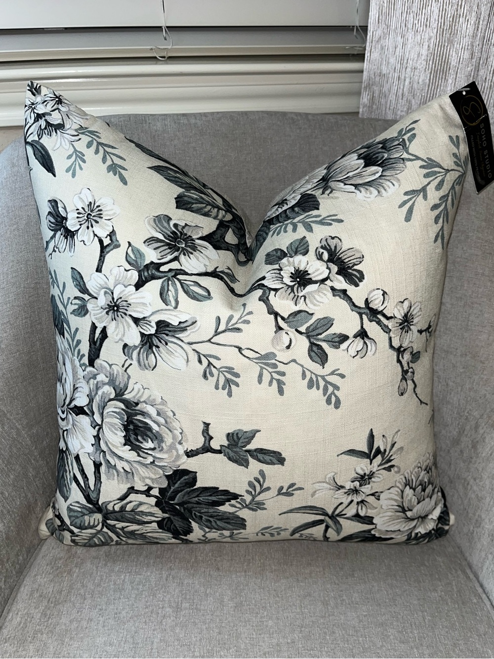 1-NWT SOHO STUDIO FLORAL DESIGN LUXURY DECORATIVE PILLOW